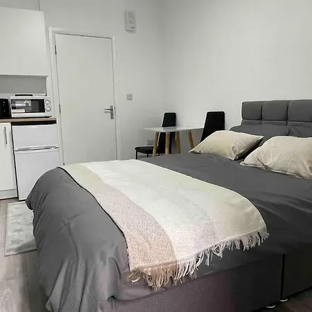 Studio Flat Private Shower Wc And Kitchenette London Exterior photo