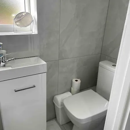 Studio Flat Private Shower Wc And Kitchenette London Exterior photo