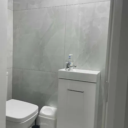 Studio Flat Private Shower Wc And Kitchenette London Exterior photo