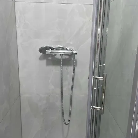 Studio Flat Private Shower Wc And Kitchenette London Exterior photo